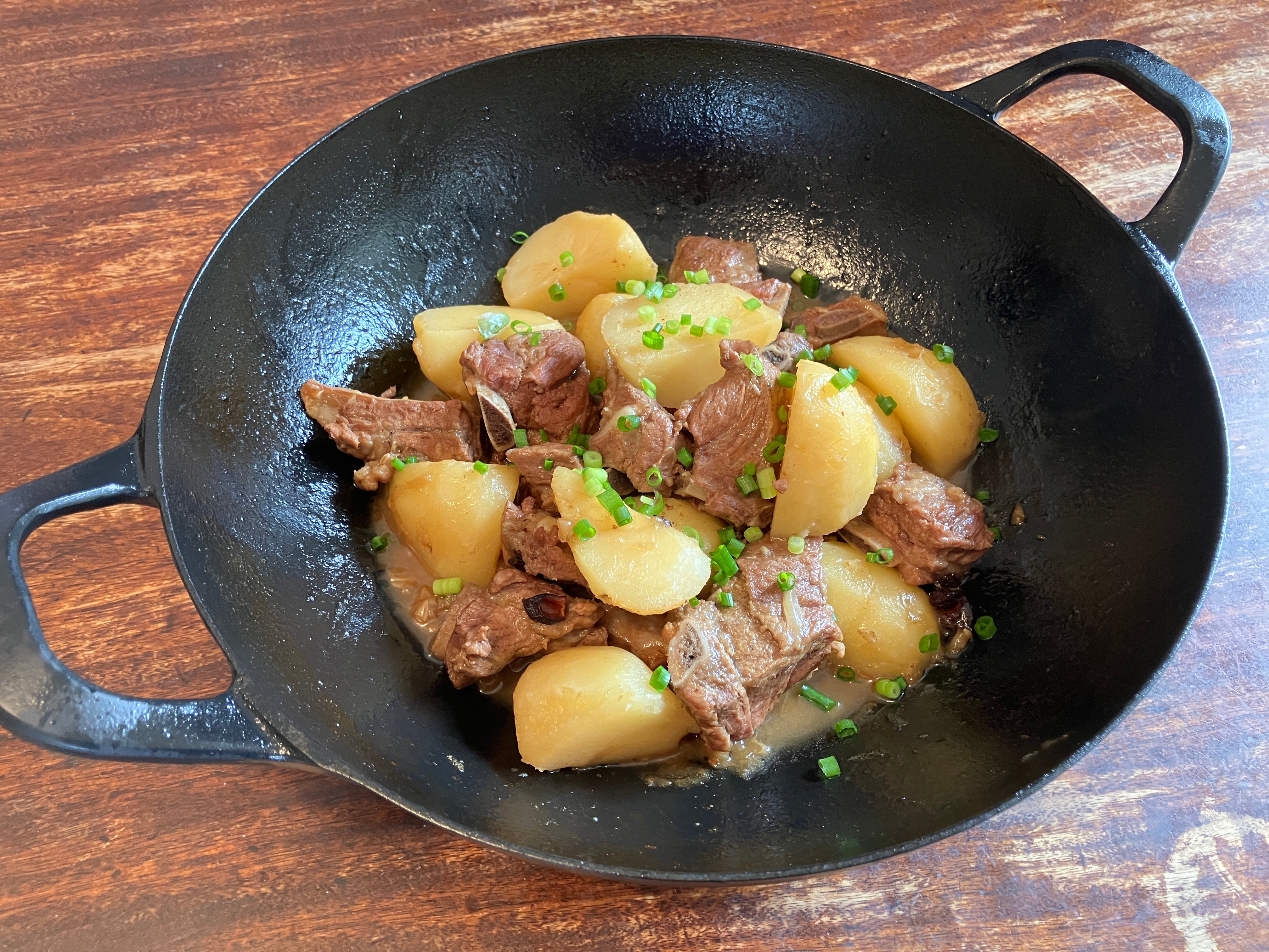 Shuto's original recipe "Tudou-yan Paigu (Pork Spare Ribs and Potato B &ndash; 岩鉄鉄器オンラインショップ